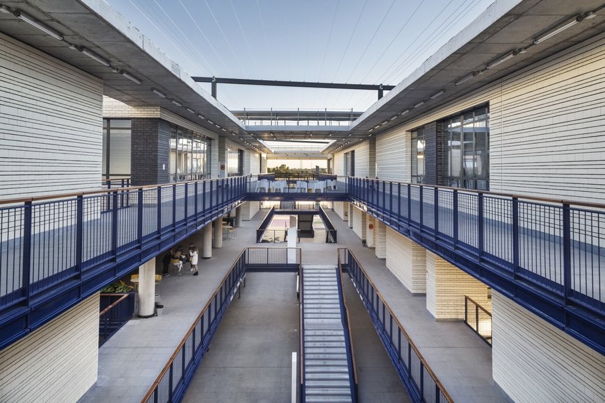Campus Loyola à Séville: un projet universitaire durable avec des planchers surélevés qui a obtenu le certificat LEED Platine